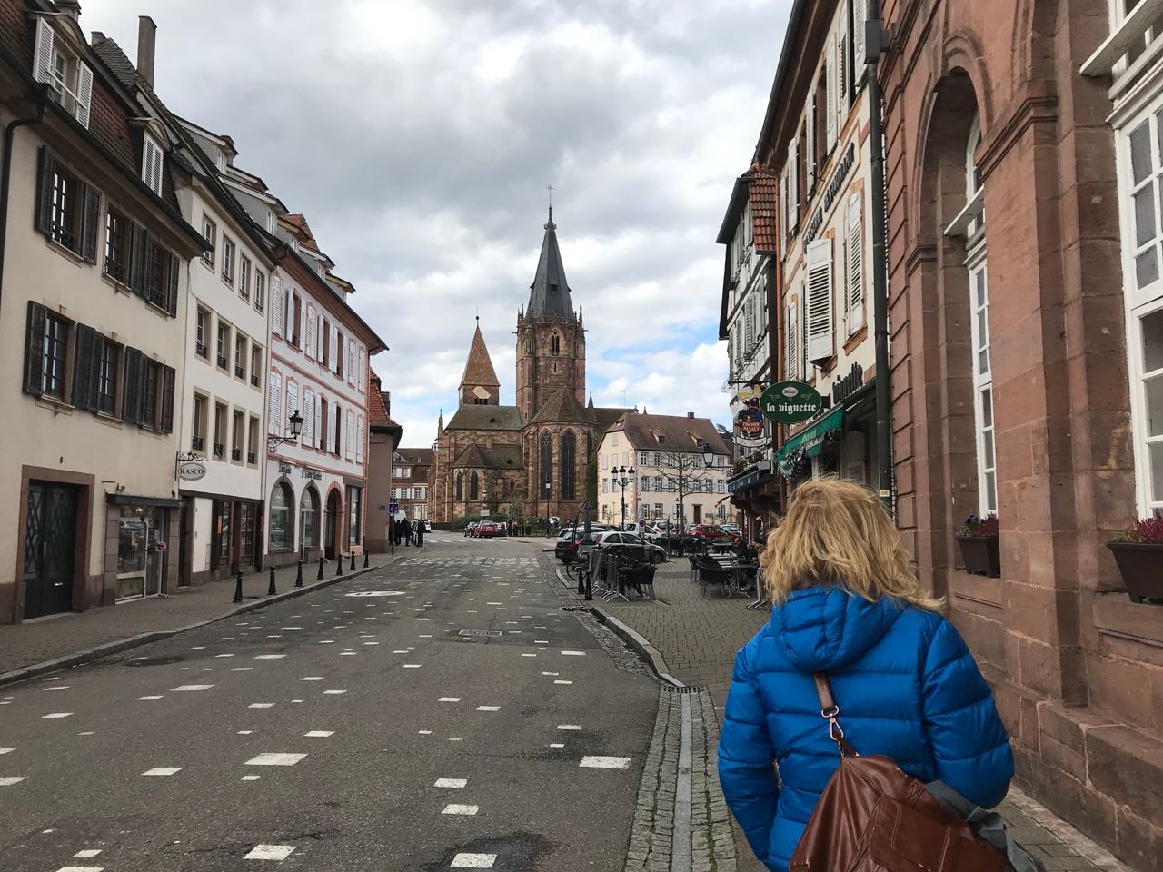 Strasse mit der Kirche St. Peter und Paul im Hintegrund.