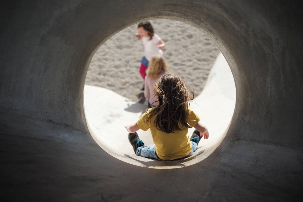 Kind rutscht die Rutsche runter