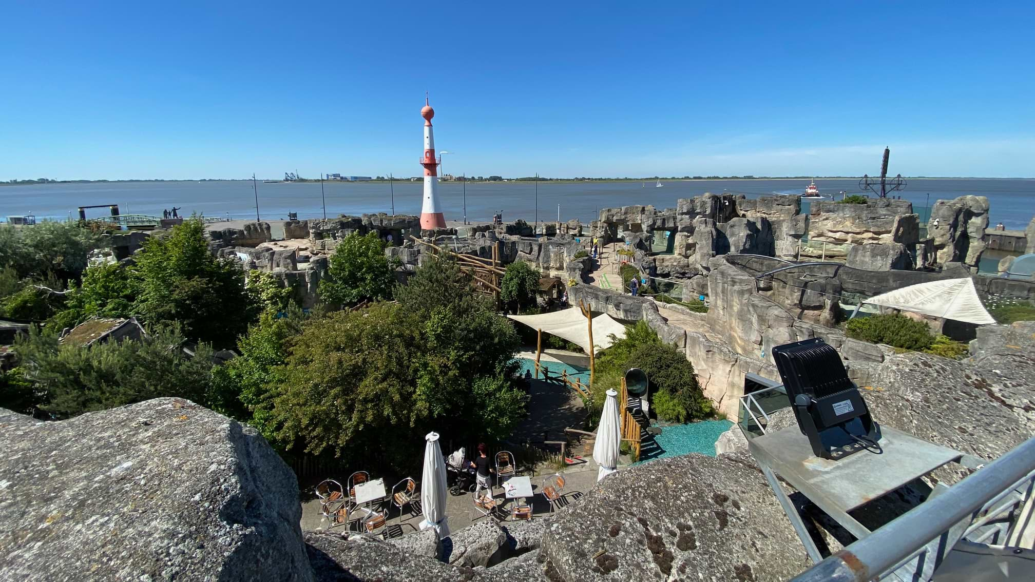 Blick von der Aussichtsplattform des Zoos am Meer