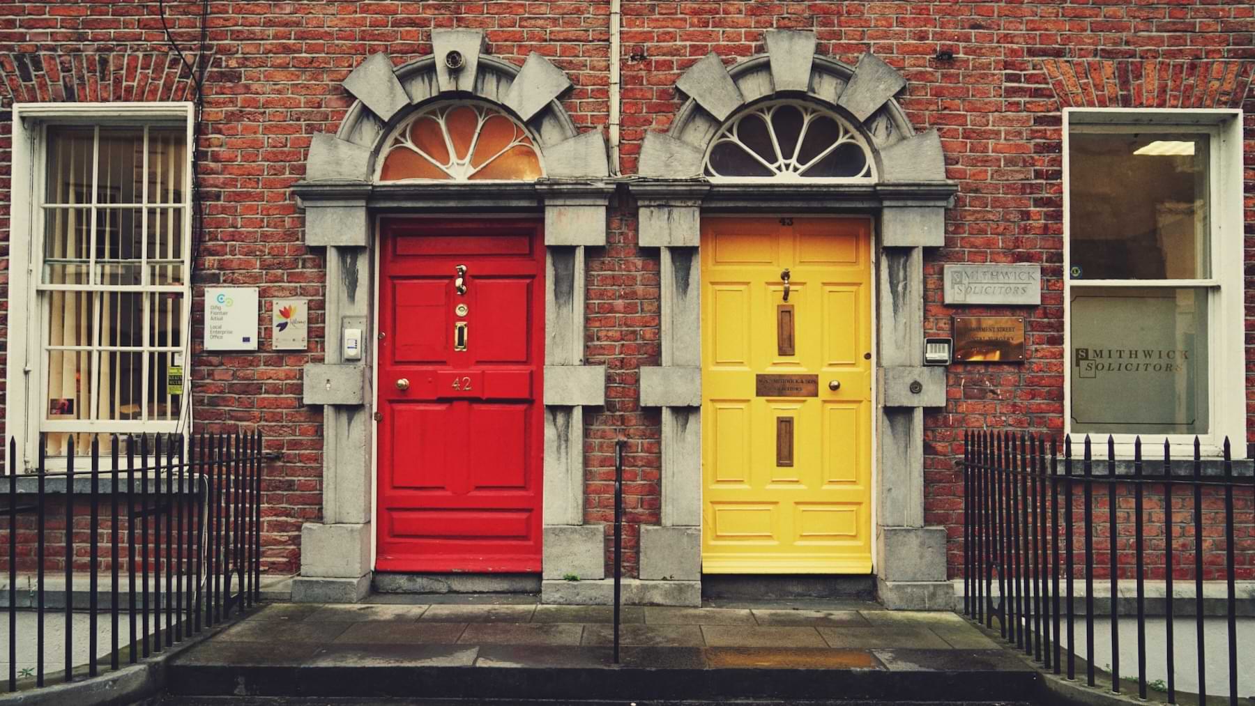 Türen georgianischer Häuser in Dublin.