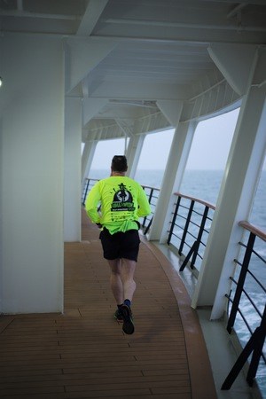 Jogger auf dem Promenadendeck